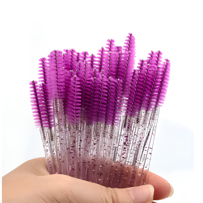Gupillones morados con mango transparente con glitter, sostenidos en una mano.