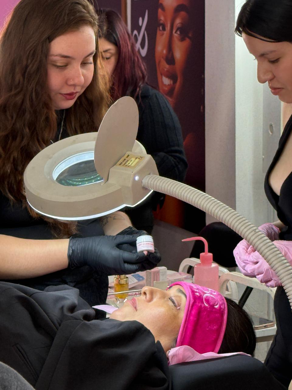 Curso Brow Lamination + Henna de Cejas + Spa de Cejas · Método Exclusivo Della & Delle + Clione · Online y Presencial · Chile