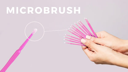 MicroBrush rosados sostenidos en las manos, con una ampliación de la punta.
